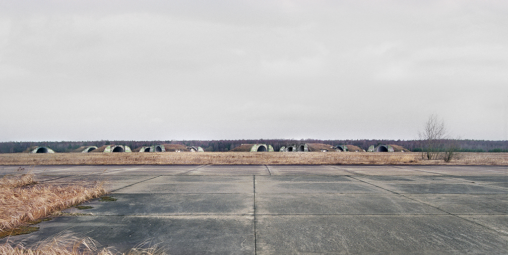 Flugfeld mit Bogendeckungen aus der sowjetischen Nutzungsphase wärend des Kalten Krieges