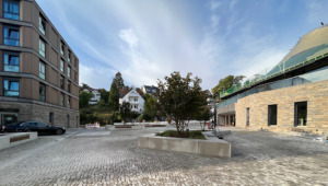Der neu entstandene Beethovenplatz zwischen Hotel (links) und Konzertsaal (Bild: Ursula Baus)