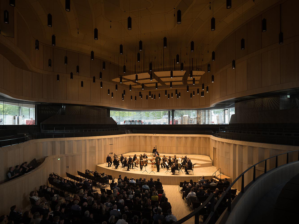 Kleines Orchester, Solist und ein neuartiger Saal: das Casals Forum (Bild: Markus Ebener)