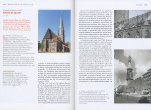 Kirche St. Jacobi, Wiederaufbau nach dem Zweiten Weltkrieg von 1951-1963. Das Bild vom Wiederaufbau des Turmhelms erinnert mich stark an den Wiederaufbau der Kirchtürme in Lübeck, wo ich täglich auf dem Schulweg den Fortgang der Arbeiten beobachten konnte. Die Ähnlichkeit kommt nicht von ungefähr. Der Turm von St. Jacobi wurde ebenfalls nach dem System Trautsch-Pieper in Leichtbeton ausgeführt. Prof. Klaus Pieper hatte dieses System vorgeschlagen, weil die durch den Brand 1943 stark in Mitleidenschaft gezogenen Mauerwerkstürme der Last eines viel schwereren Holzdachstuhls wohl nicht mehr hätten standhalten können.
