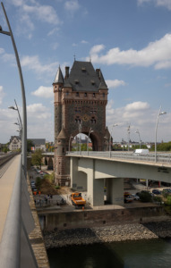 Nibelungenbrücke mit Nibelungenturm. Nach Fertigstellung der Entlastungs-Brücke wurde die Nibelungenbrücke 2010-2013 »grundständig« saniert. Bereits 2008 war beschlossen worden, die ingenieurgeschichtlich bedeutsame, seit 2003 denkmalgeschützte Brücke lediglich für eine Restnutzungszeit von weiteren 15 bis zwanzig Jahren zu sanieren und danach abzureißen. Dies wurde allerdings erst 2019 öffentlich gemacht.