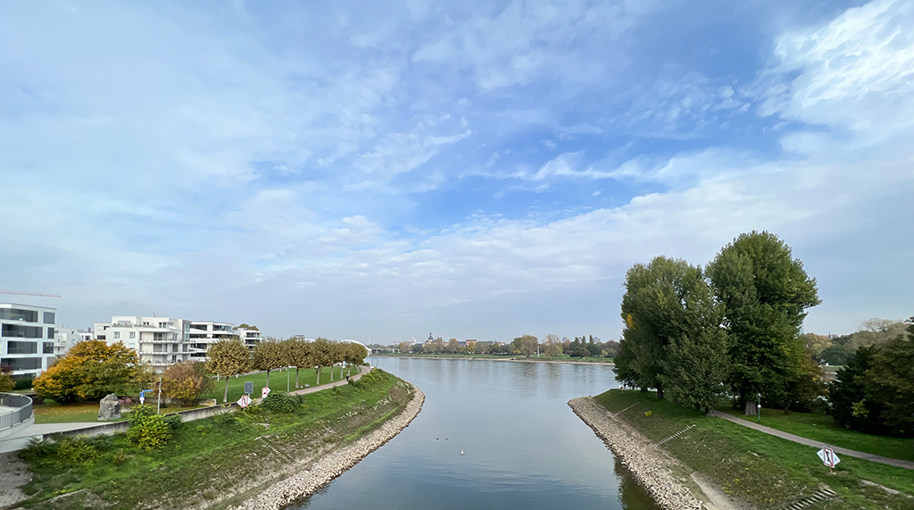 Rechts die Ludwigshafener Parkinsel – ein exklusives Wohnquartier –, links und gegenüber die neuen Uferwege mit neuen Wohnquartieren, wo zuvor Industriegebiete waren. (Bild: Ursula Baus)