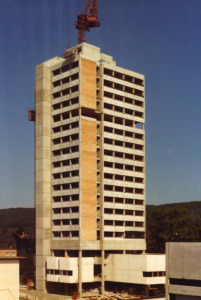 Rathaus im Rohbau, vor Entfernung des Krans.