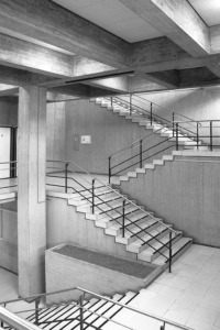 Der Treppenbereich erschließt dem außen horizontal dominierten Bau eine überraschende vertikale Dimension. (Bild: Leo Herrmann, 2018)