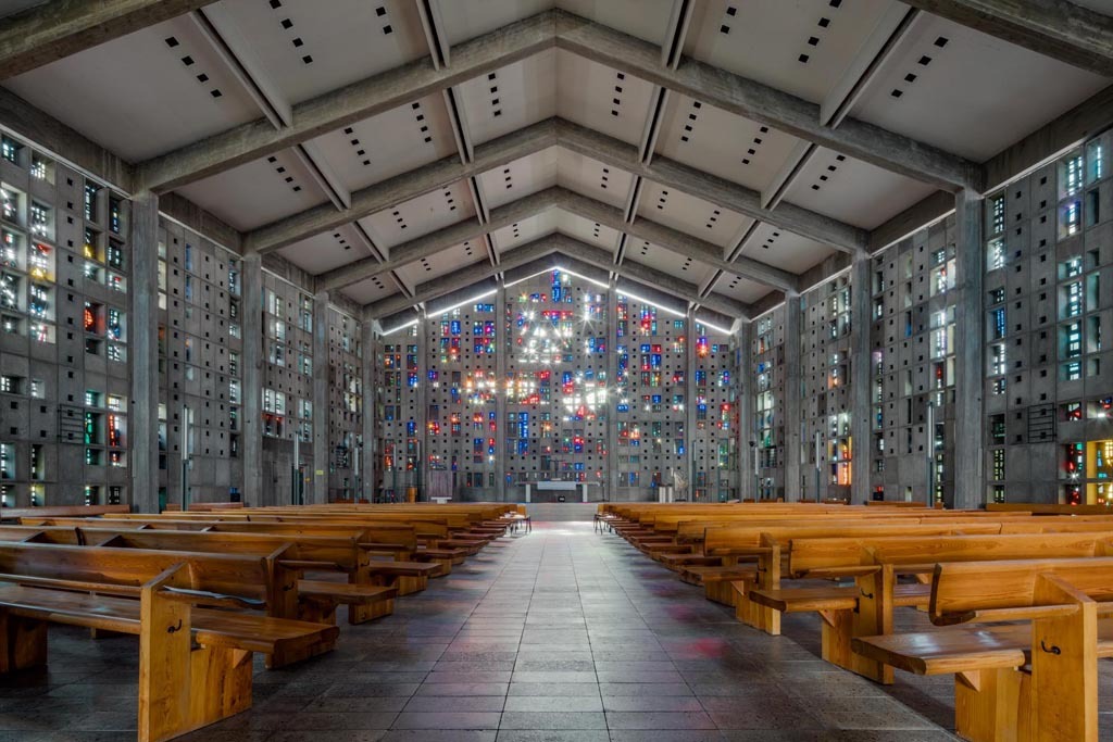 Den Kirchenraum dominiert ein wunderbares Farbspiel, das durch die bunten Glasstücke in der Fassade zustande kommt. (Bild: Thomas Ott)