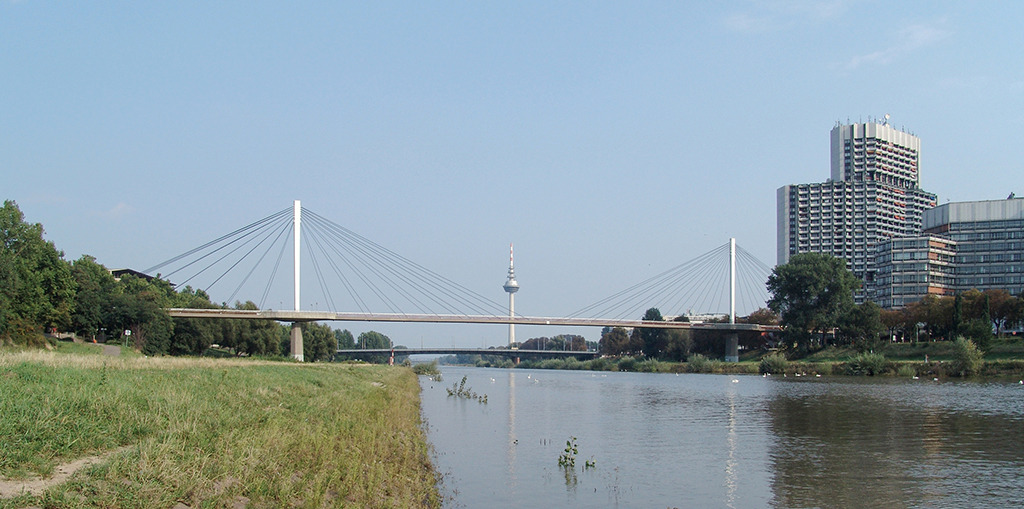 Ein Mannheim prägendes Ensemble: die Schrägkabelbrücke und der Fernsehturm, rechts das Collini-Center (Bild: Wilfried Dechau)
