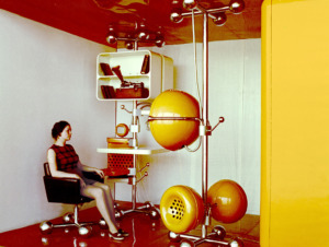 Modell des ‘intelligenten Arbeitsraums’ in Originalgröße, Teil der ‘Heim-Informations-Maschine ‘(DIM), ausgestellt auf der Elektronik-Ausstellung, Moskau, Sowjetunion, 1971, Reprint, 2023 (© Privatsammlung Wladimir Papernyj)