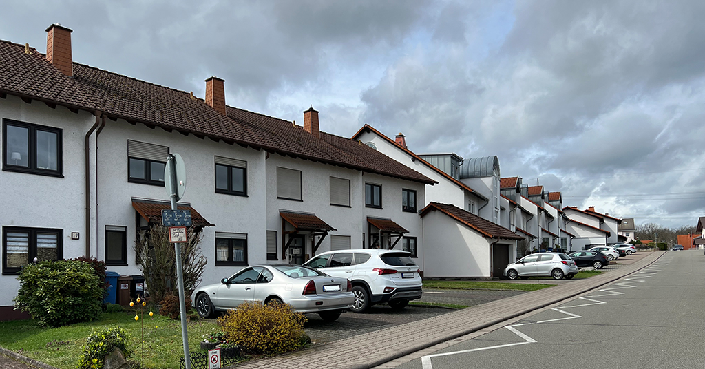 Auch das Reihenhaus als Einfamilienhaus-Typ weist mit Garagen und Stellflächen die Fokussierung auf das Auto und die Gleichgültigkeit gegenüber einem öffentlichen Raum als Aufenthaltsort auf. (Bild: Ursula Baus)