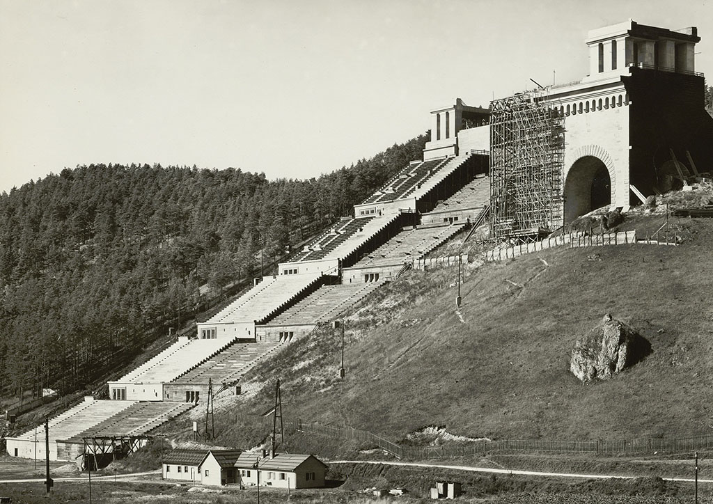 Hirschbachtal, Modell der Tribüne für das „Deutsche Stadion“ in Nürnberg im Maßstab 1:1, 1938/39 Um die Sichtverhältnisse und architektonische Wirkung des „Deutschen Stadions“ zu überprüfen, wurde an einem Hang im Hirschbachtal bei Hirschbach-Oberklausen ein Holzmodell der Zuschauerränge im Maßstab 1:1 errichtet. (Credit: Privatsammlung)