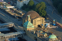 Eingangsgebaeude zum alten Elbe-Tunnel (© Martina_Nolte, wikipedia)
