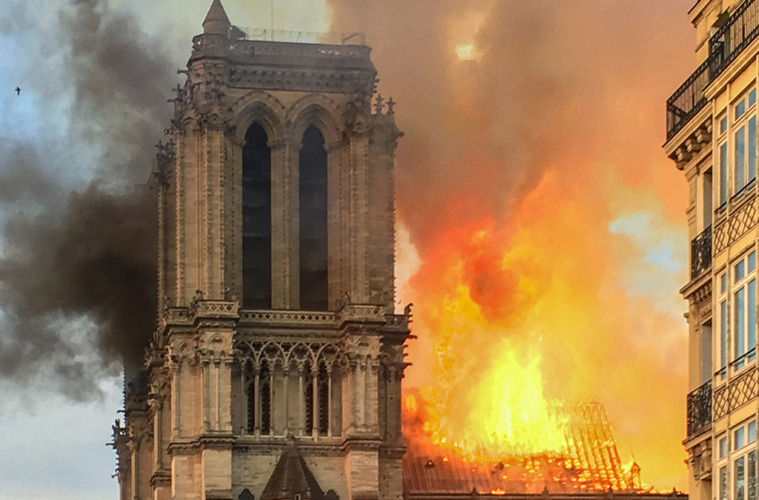 2330_Feuer_notre-dame_Wikipedia-free