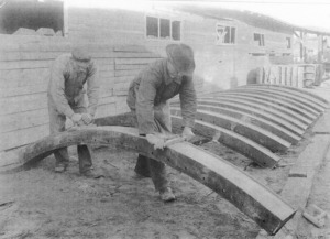 Tübbings: Vorarbeiten an den Segmentstücken. Sechs Tübbings wurden zu einem Röhrenabschnitt zusammengenietet. (Bild: Holzmann Bildarchiv)