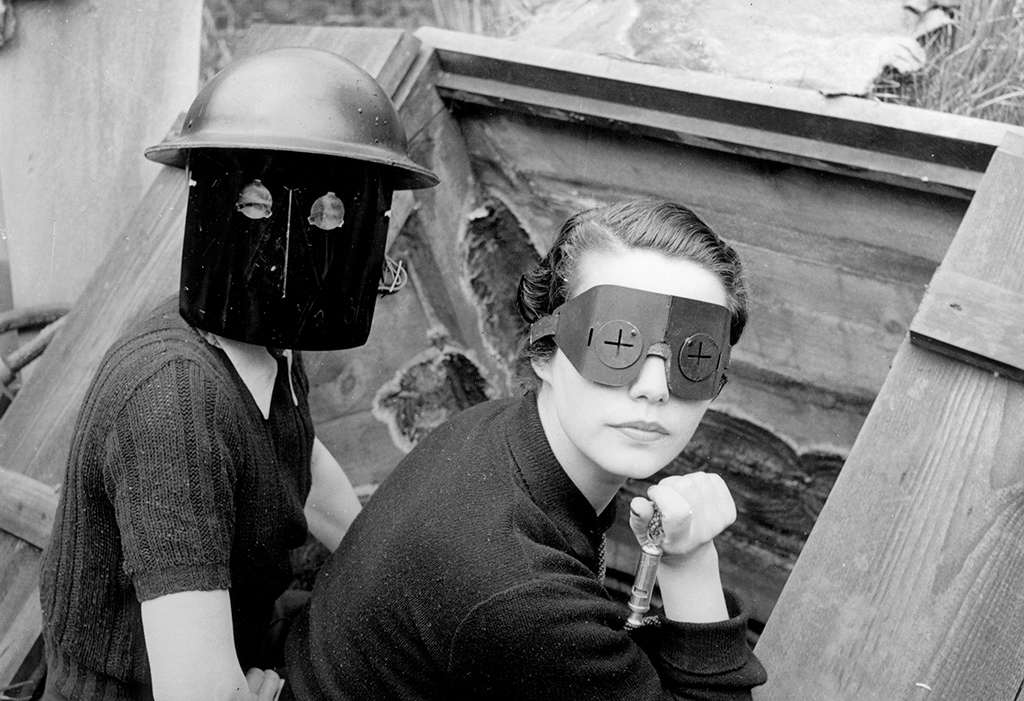 Lee Miller: Fire masks, London, 1941( © Lee Miller Archives, East Sussex, England. www.leemiller.co.uk)