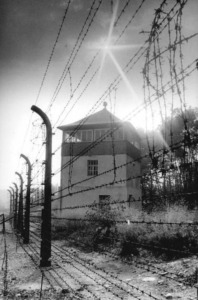2341_AT_Bundesarchiv_Bild_Buchenwal,_Wachturm_Stacheldrahtzaun