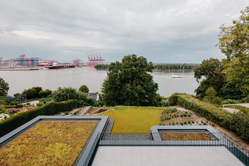 Die privilegierte Lage des Hauses bietet den Blick auf Elbe und Hafen. (Bild: Jakob Boerner)