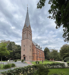 Sankt Gallus Neugalmsbüll: ein kleines neogotisches Kirchlein in Schleswig-Holstein (Bild: Ursula Baus)