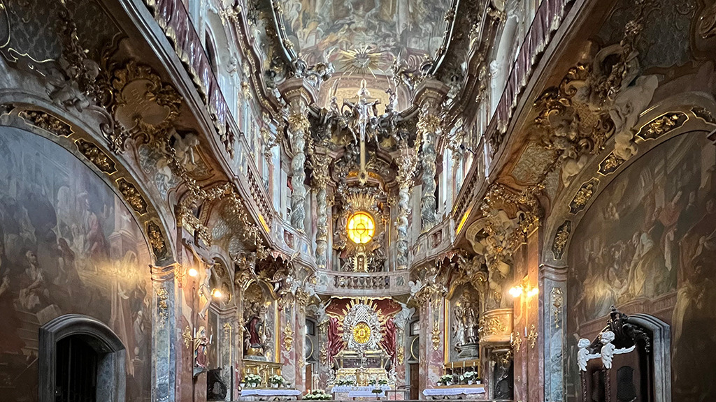 In der kommerzialisierten Innenstadt Münchens überrascht die von den Brüdern Egid Quirin und Cosmas Damian Asam gebaute Kirche Sankt Nepomuk immer wieder. 1733 bis 1746 war sie als errichtet worden. 1946 zerstörte ein Bombenangriff den Chor, der 1975 bis 1983 gestützt auf eine nicht vollständige Quellenlage wieder hergestellt wurde. (Bild: Ursula Baus)