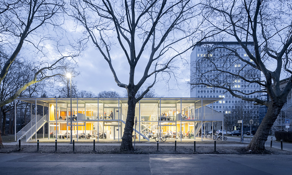 Das neue Studierendenhaus, im Hintergrund Dieter Oesterlens Hochaus (Bild: Iwan Baan)