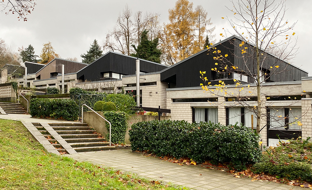 Heinz Mohl: Reihenhauszeile in der Heinrich-Weitz-Straße/Straße des Roten Kreuzes / Bergwald-Siedlung Karlsruhe, 1965/66 (aufgenommen 2023, unser Dank gilt Gerhard Kabierske)