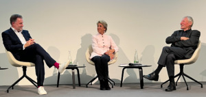 Gerhard Matzig (Süddeutsche Zeitung), Ursula Schwitalla (Divia) und der Jubilar Fitz Auer in der Kunstakademie Stuttgart (Bild: Ursula Baus)