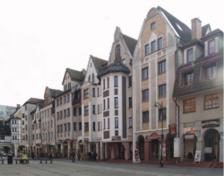 Kolberg, Häuserzeile gegenüber vom Rathaus, Bauten nach der Wiedervereinigung (Bild: Eva von Engelberg-Dočkal, aus dem besprochenen Band)