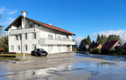Im Schwarzwald: In einer erkennbar alten Straße müssen dort rechterhand Wohnende einen schaurigen Neubau ertragen. (Bild: Ursula Baus)