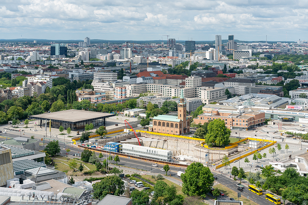 Die Nationalgalerie von Mies van der Rohe ist von David Chipperfield aufwändig und sehr überzeugend saniert worden. Sie braucht Freiraum – und schenkt der Umgebung eine fantastische Raumwirkung. (Biild: Dokumentation Bauvorhaben Museum des 20. Jahrhunderts / NG 20, Berlin )