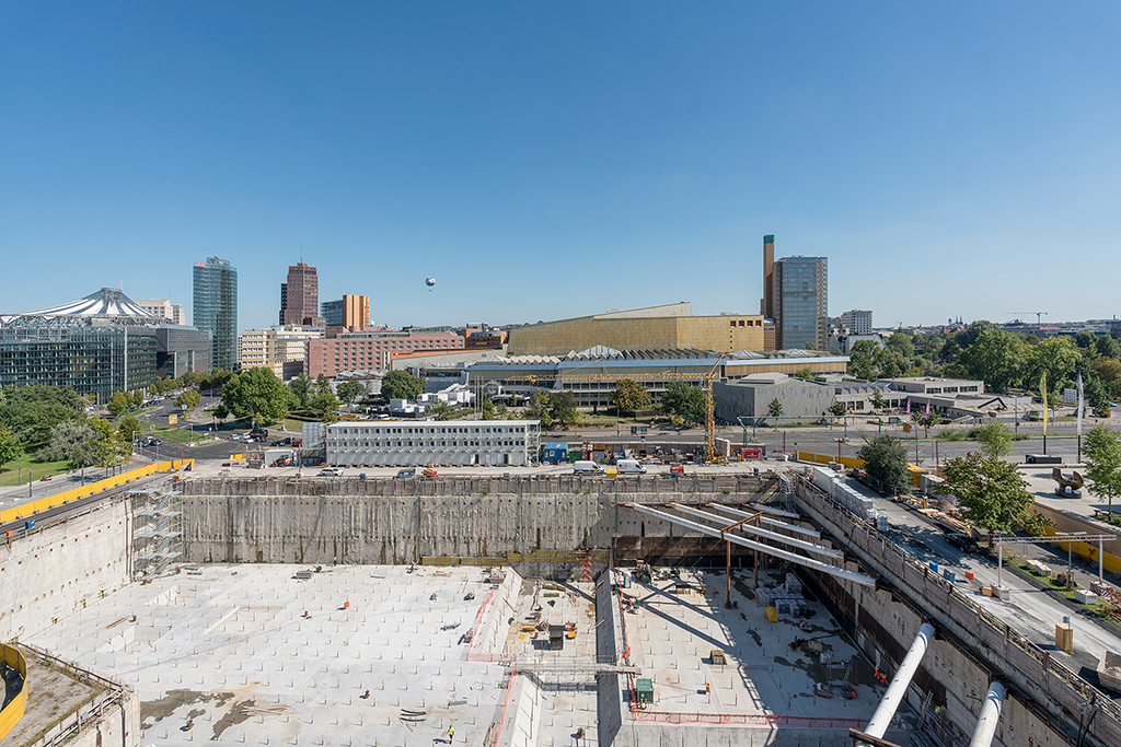 Von der Baugrube über die Staatsbibliothek hinweg ist von erhöhtem Blickpunkt aus der Potsdamer Platz zu sehen. (Bild: Dokumentation Bauvorhaben Museum des 20. Jahrhunderts / NG 20, Berlin