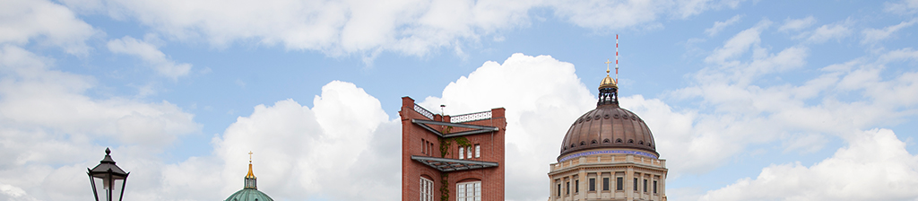 Berliner Skyline-Kulisse mit Rekonstruiertem (Schloss beziehungsweise Humboldt-Forum) und kulissenhaft Simuliertem (Bauakademie). (Bild: Wilfried Dechau)