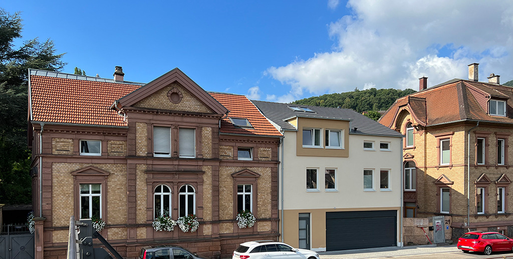 Beim Neubau wurde weder auf Materilität, Proportionen, Erdgeschossfunktionen und formale Ansprüche der Nachbarschaft geachtetet. (Bild: Ursula Baus)