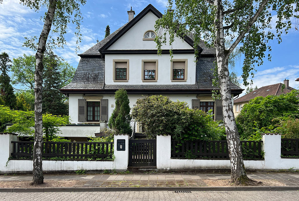 Kein Highlight der Villenarchitektur, aber die "Spielregeln" sind noch eingehalten, die das Haus mit seinem Garten stadträumlich wirken lassen. (Bild: Ursula Baus)