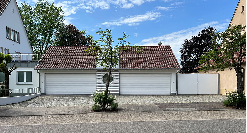Was soll nun das? Zwischen den Garagen die gemeinsam genutzte Sauna? Dezent hinter einem Pflänzchen verborgen? (Bild: Ursula Baus)