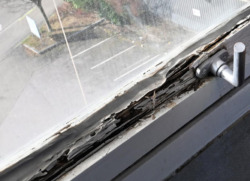 Typische Schäden nach Jahrzehnten: Fensteraustausch ist unvermeidbar. (Bild: Uli Coenen)