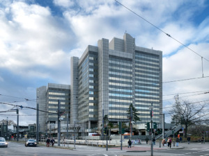 Durch die Demontage der Glasscheiben vor den Fensterbrüstungen hat das Bonner Stadthaus deutlich an Plastizität eingebüst (Foto: David Kasparek)