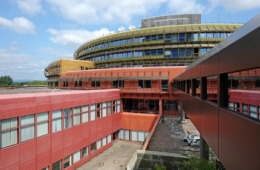 Mainz: ZDF-SendebetriebsgebäudeFoto: Maximilian Kürten / Die BetonistenVeröffentlichung honorarfrei gestattet im Rahmen einer Buchbesprechung des Buches:Die Betonisten (Hg.)MAINZ 1970 – 2000Das neue Selbstverständnis in der Architektur morisel Verlag, ISBN: 978-3-943915-69-3