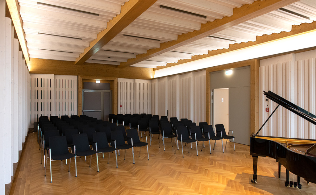 Rechts im Bild der seitlich positionierte Eingang zum Saal (© Wilfried Dechau)