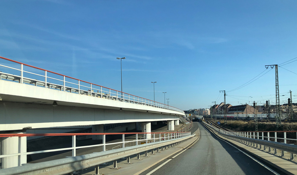 Die Versiegelung in Deutschland umfasst immer noch 75 Fußballfelder täglich. Politisch wird eine Verkehrswende in den Autofahrer-Parteien dahingehend gesehen, dass noch mehr Straßen gebaut werden. (Bild: Ursula Baus)