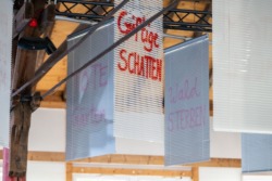 Die Ausstellungsarchitektur von Raumlaborberlin ist aus wiederverwendetem Material.
