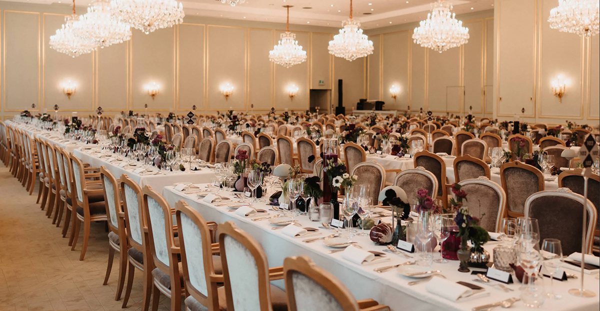 Das Hotel Adlon ist kein architektonisches Highlight, aber eine angesagte Adresse für "Events" diverser Art. (Bild: Bundespresseball.de)