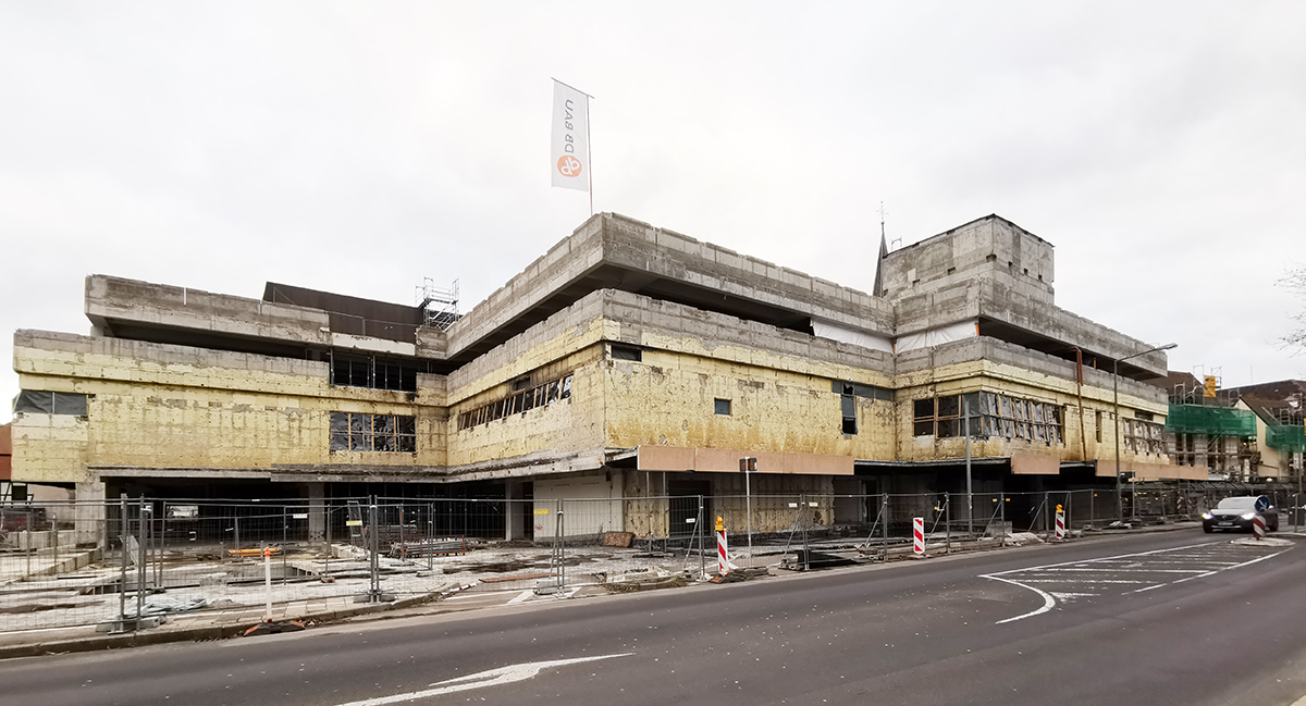 Einstmals Karstadt, dann Hertie, dann Ruine. Interimsweise Abriss, dann Parkplatz. (Bild: Ursula Baus)