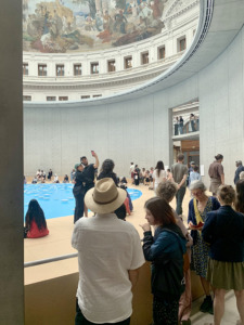 Von meditativer Einkehr keine Spur: Céleste Boursier-Mougenots Installation „clinamen“ in der Pariser Bourse de Commerce (Bild: David Kasparek).