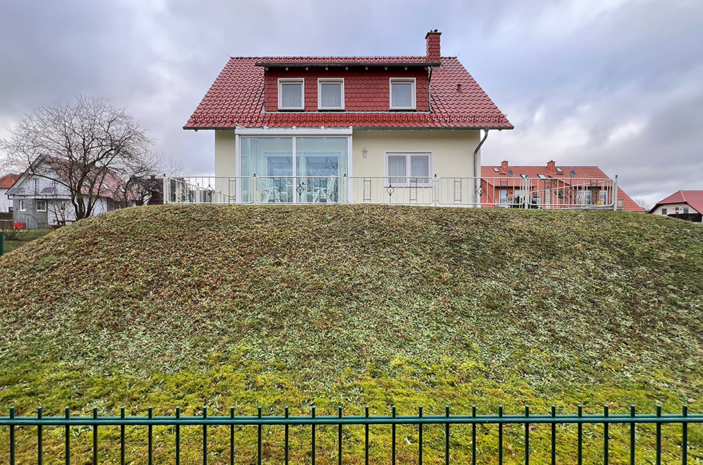 Alles an diesem Haus sieht missraten aus, ist aber bereits jetzt gesetzeskonform. Gegen die Wohnungsnot in Großstädten kommt man so nicht an. (Bild: Ursula Baus)