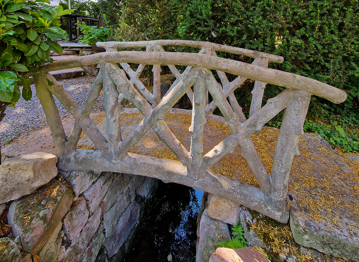Die zwei kleinen Brücklein - als eine Art Brückenskulptur - im Garten des Restaurants »Rittergarten« (Bilder: Wilfried Dechau)