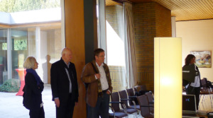 Berhold Burkhardt (zweiter von links) mit Irene Meissner und Werner Durth 2024 bei der Eröffnung des sanierten Kanzlerbungalows in Bonn. Berthold Burkhardt hatte bei der von der Wüstenrot Stiftung geleiteten Sanierung maßgeblich mitgewirkt. (Bild: Ursula Baus)
