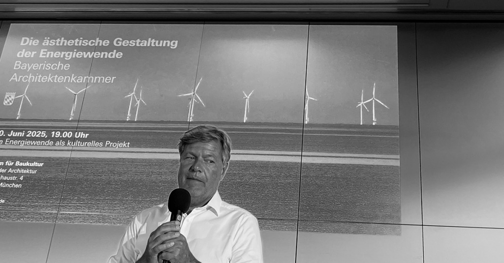Die Bayerische Architektenkammer hatte als Veranstaltungsbild eine Windräder-Landschaft gewählt, die erkennbar nicht in Bayern ist. (Bild: Ursula Baus)
