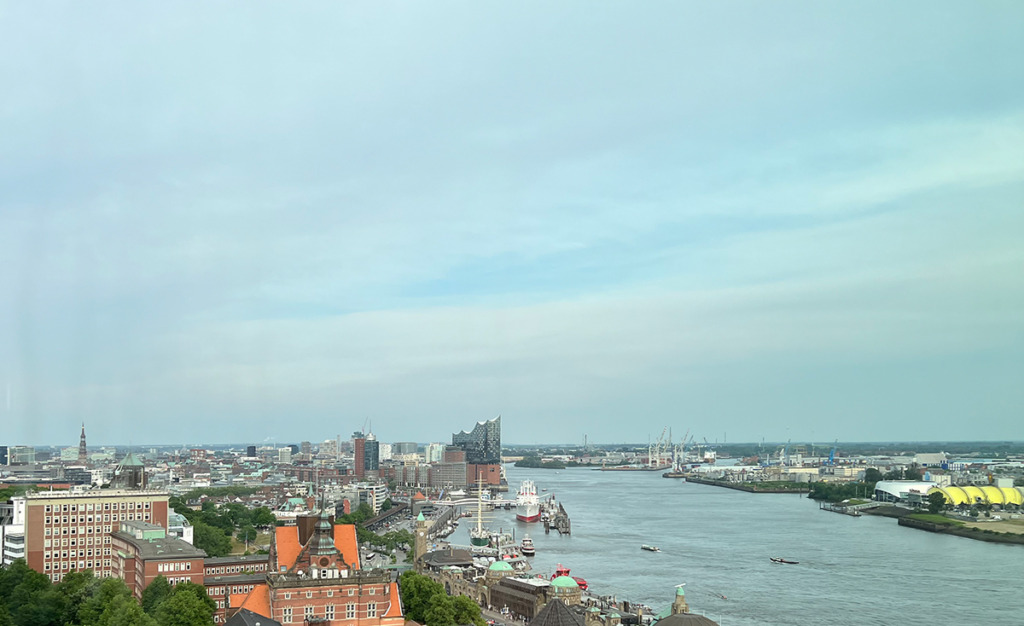 Hamburg ist flach – und scheint Bedürfnisse für Silhouetten prägendes Signuture-Buildings zu wecken. (Bild: Ursula Baus)