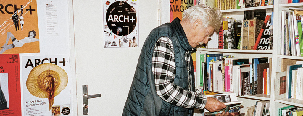 Nikolaus Kuhnert in seinem Element: Nr. 237 von Arch+ erschien als Selbstbiografie. (Bild: archplus.net, Christian Werner, 2019)