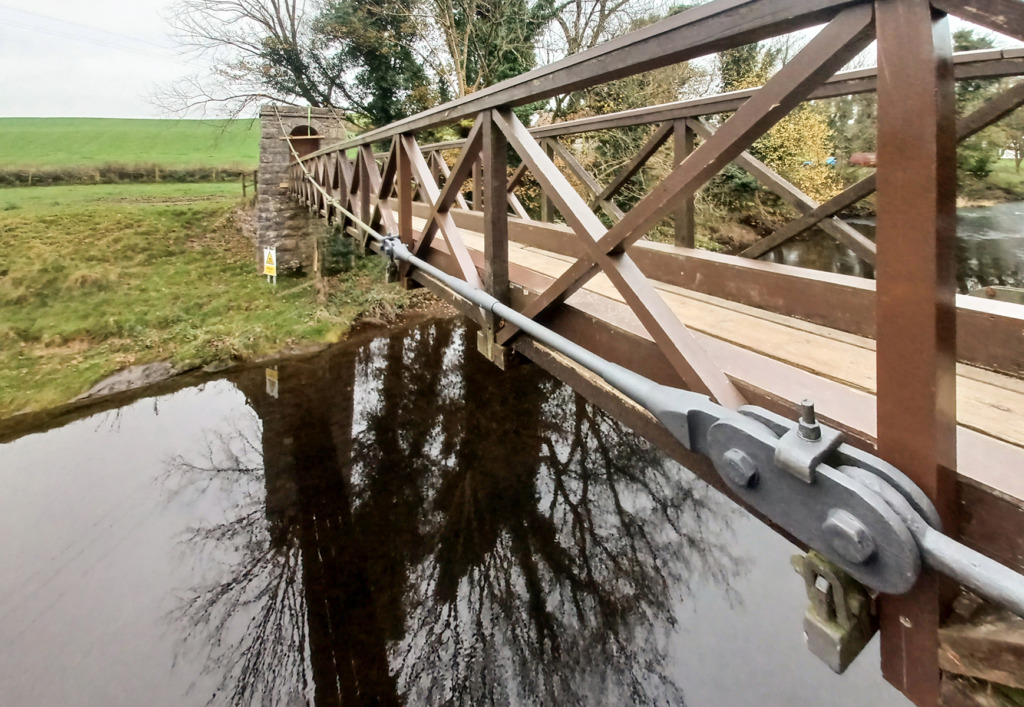 Das neue Kettenglied ist montiert, die Brücke begehbar. Und wenn sie immer sach- und fachgerecht behandelt und gepflegt wird, kann sie auch die nächsten 150 Jahre noch durchhalten. (© National Trust)