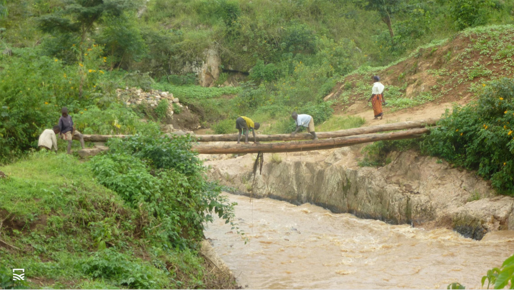 Eine Brücke aus Baumstämmen kann nur ein Notbehelf sein. (©bridges to prosperity)