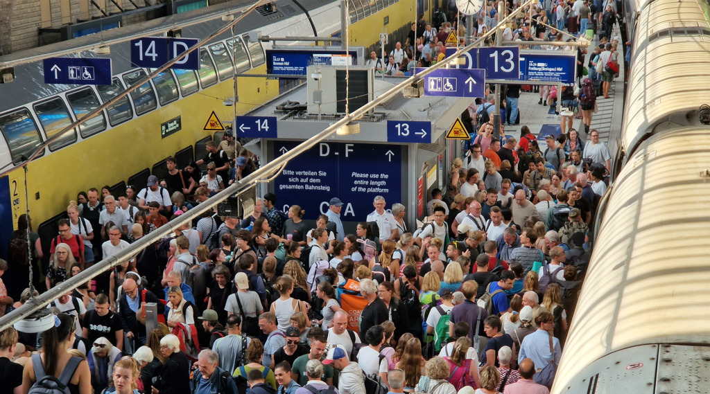 Nicht nur zur Ferienzeit: Rappelvolle Bahnsteige, unpünktliche Züge, ein marodes Szenario. (Bild: Ursula Baus)